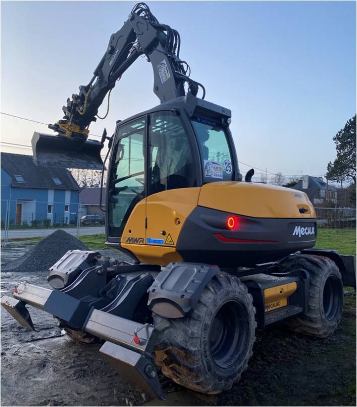 NMTP Location Location De Pelle Fougeres Pelle A Pneus 11 Tonnes Avec Tiltrotator Engcon